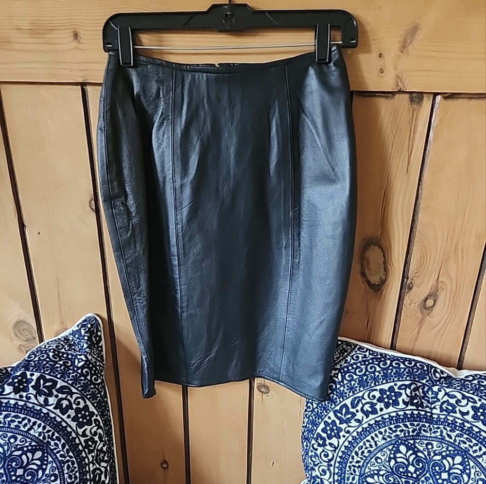 Womens vintage black leather knee length Santa Fe skirt with polylining Size 6